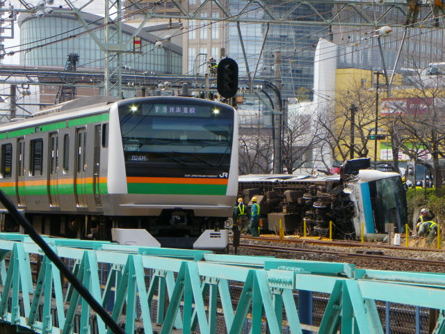 川崎駅で脱線転覆した…
