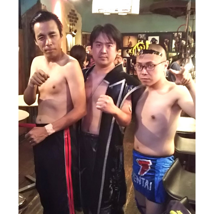 参加者はコスプレで登…