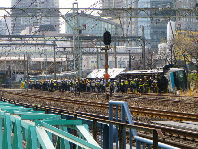 川崎駅で脱線転覆した…