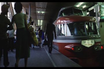 秋山は警察の捜査の裏…