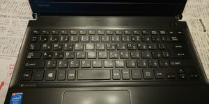 幸いキーボードの下の…