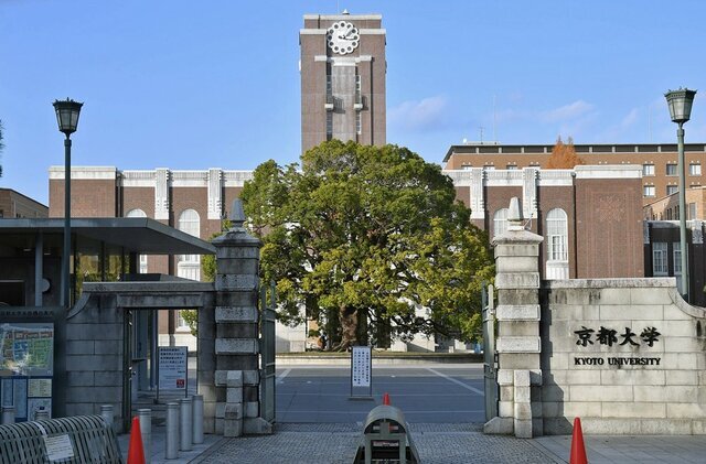 京都大学の卒業式が色…