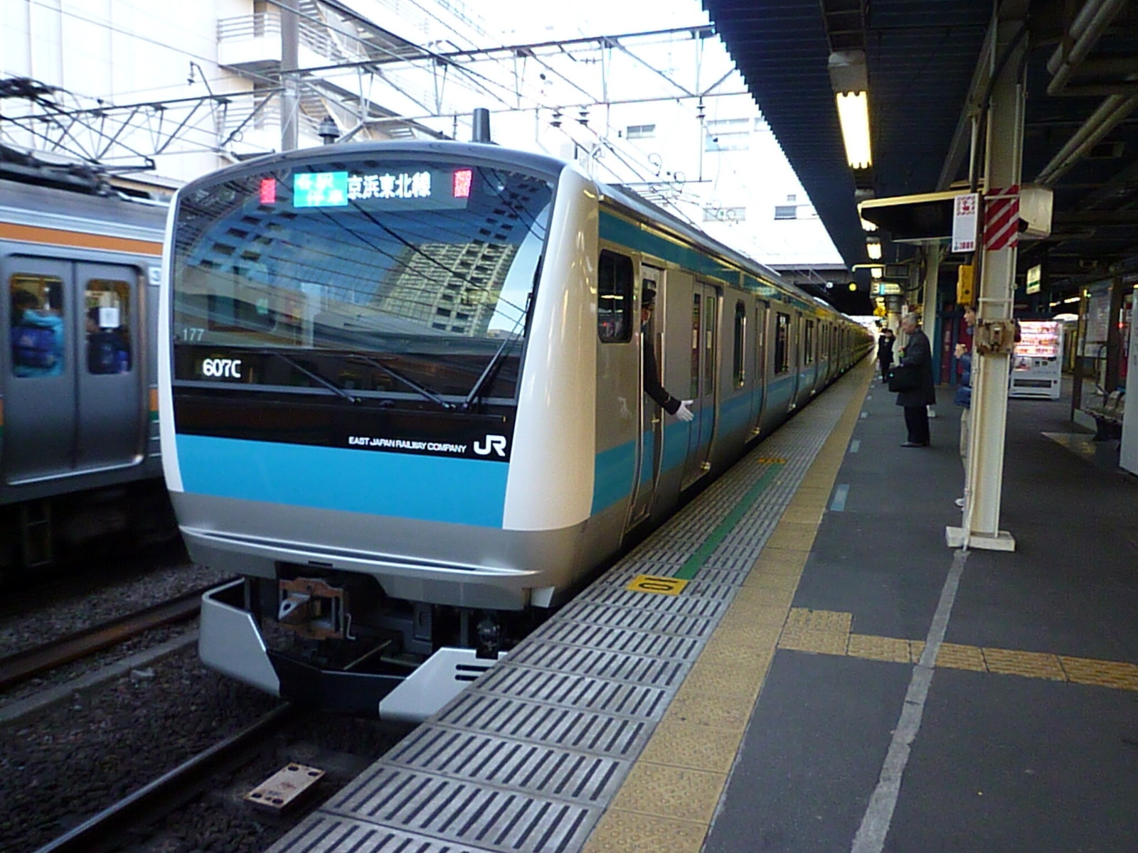 川崎駅で脱線転覆した…