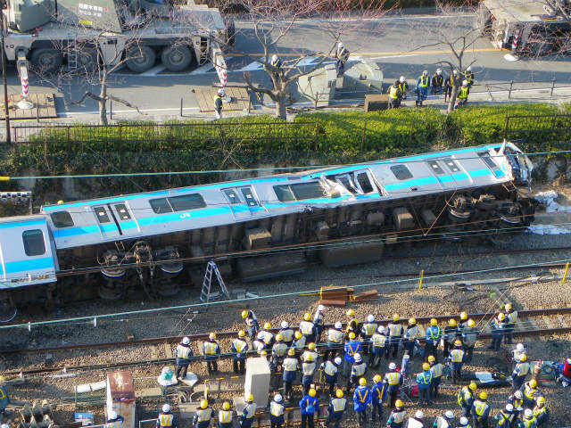 川崎駅で脱線転覆した…