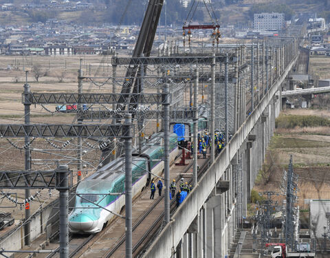 福島県沖地震で脱線し…