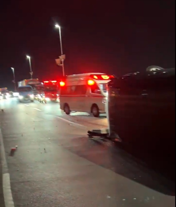 首都高で車横転 運転…