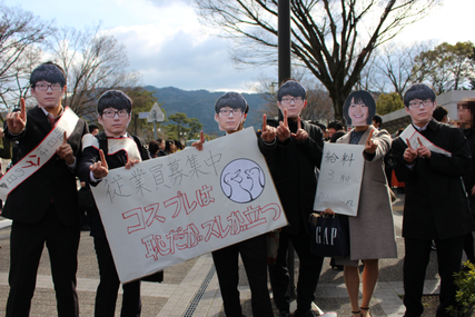 京都大学の卒業式が色…