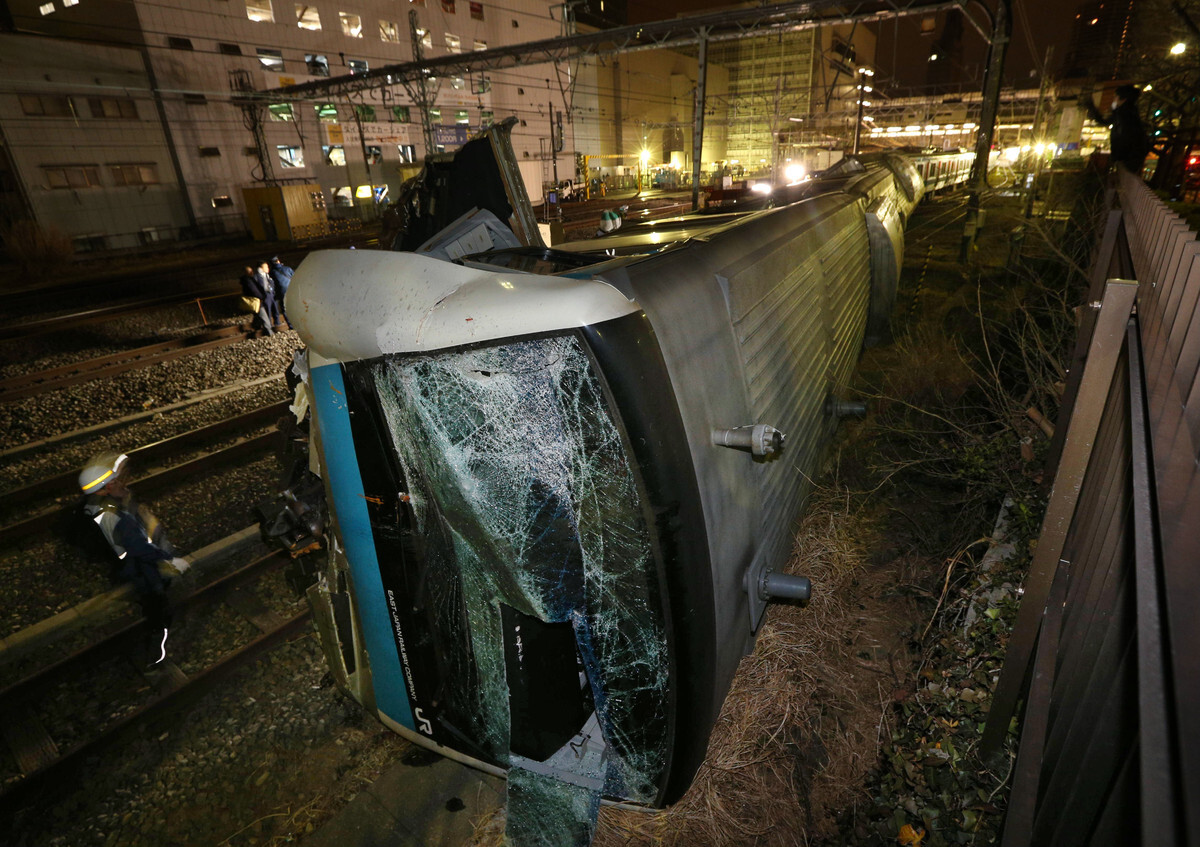 川崎駅で脱線転覆した…