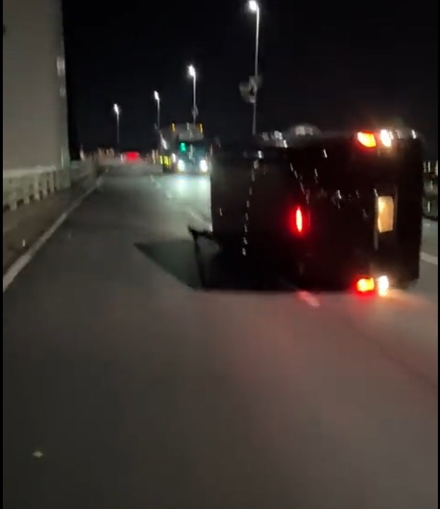 首都高で車横転 運転…