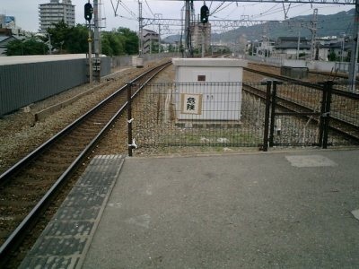 時速100キロで通過…