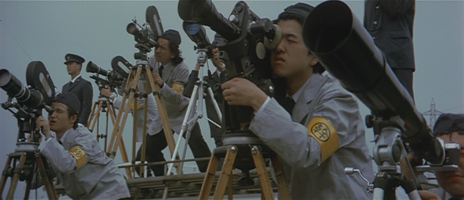 外ではカメラマンが並…