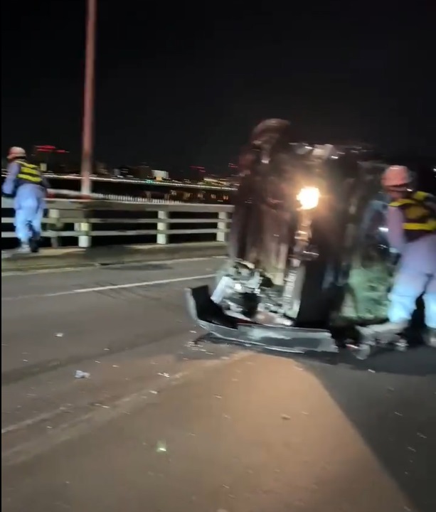 首都高で車横転 運転…