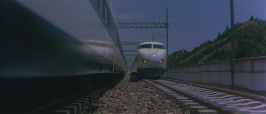 すれ違うひかり20号…