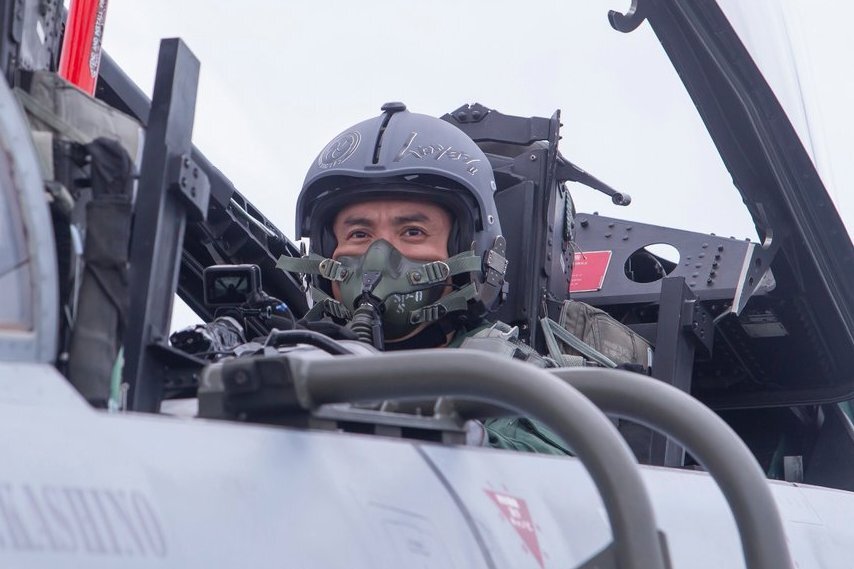 ムロツヨシがF15に…