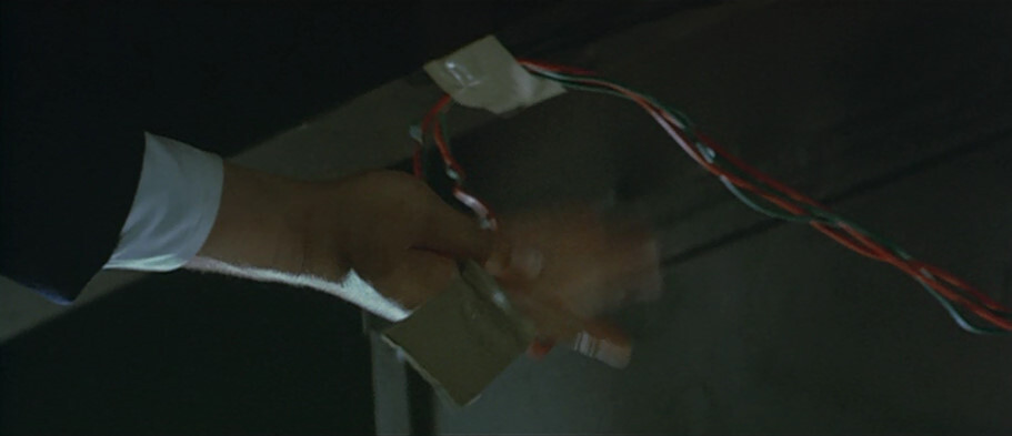 ドアを開けて手を伸ば…