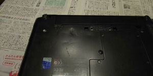 R734の裏蓋も割れ…