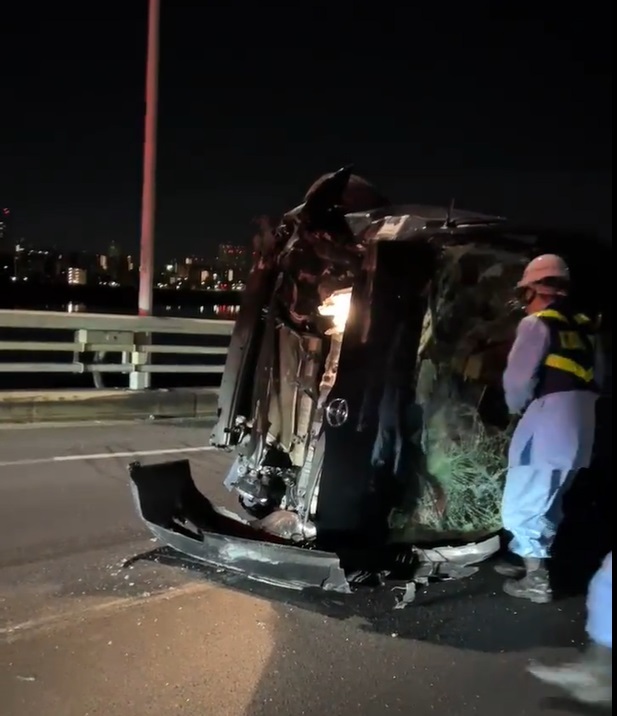 首都高で車横転 運転…
