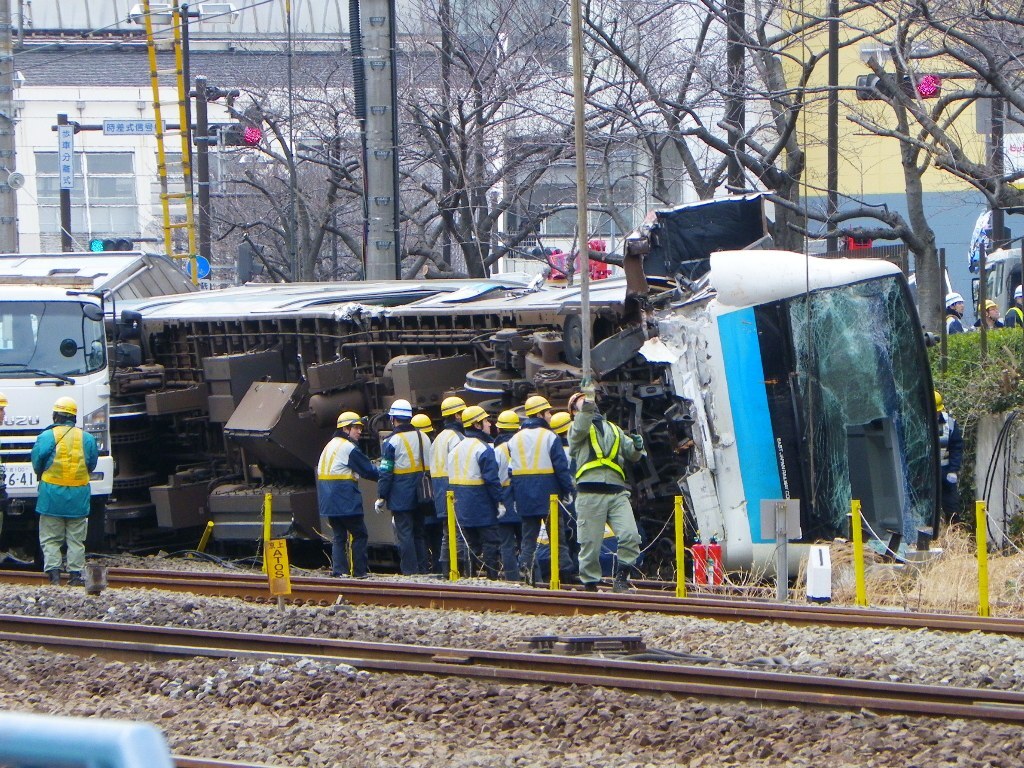 川崎駅で脱線転覆した…